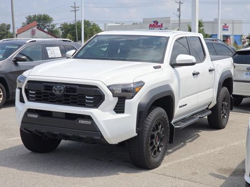 Used 2025 Toyota Tacoma TRD Off-Road w/ TRD Off Road Upgrade Package AWD/4WD image 4