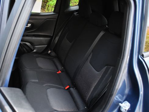 Used 2023 Jeep Renegade Latitude AWD/4WD image 10