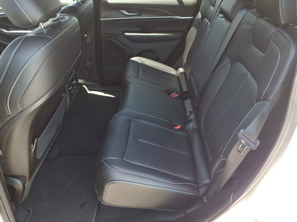 Used 2025 Jeep Grand Cherokee Limited AWD/4WD image 13