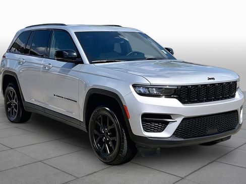 Used 2025 Jeep Grand Cherokee Altitude AWD/4WD image 3
