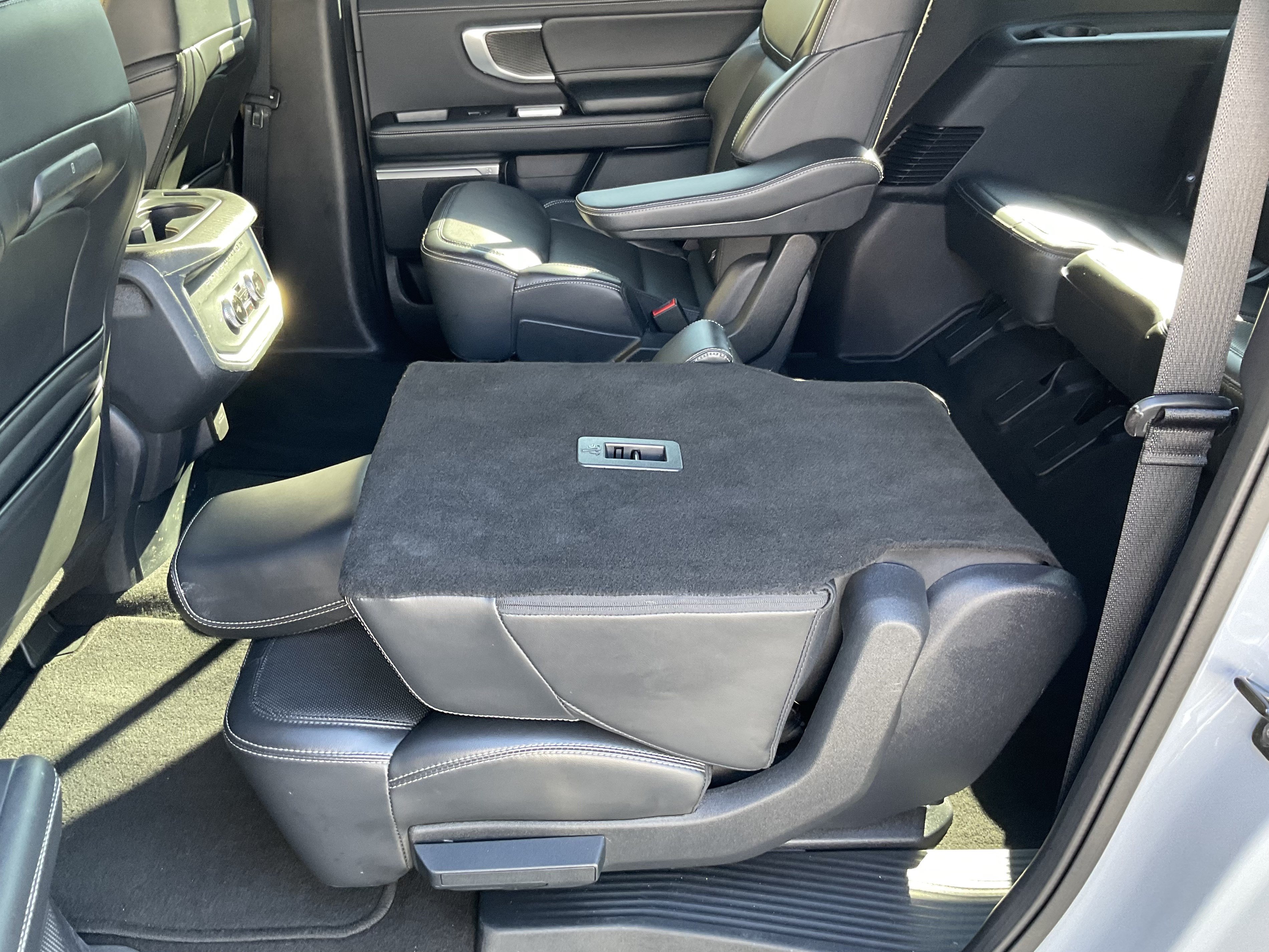 Used 2025 Ford Expedition Max Platinum w/ Stealth Appearance Package AWD/4WD image 44