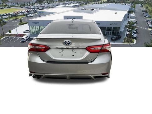 Used 2020 Toyota Camry SE FWD image 6