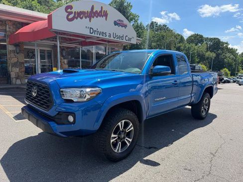 Used 2017 Toyota Tacoma TRD Sport w/ Tow Package AWD/4WD image 2