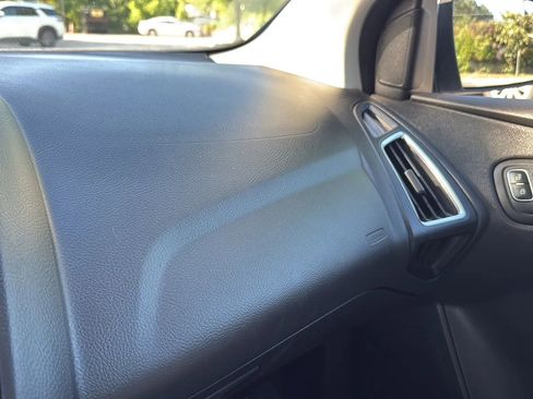 Used 2018 Ford Focus Titanium FWD image 36