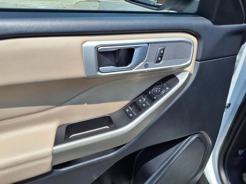 Used 2023 Ford Explorer Limited image 17