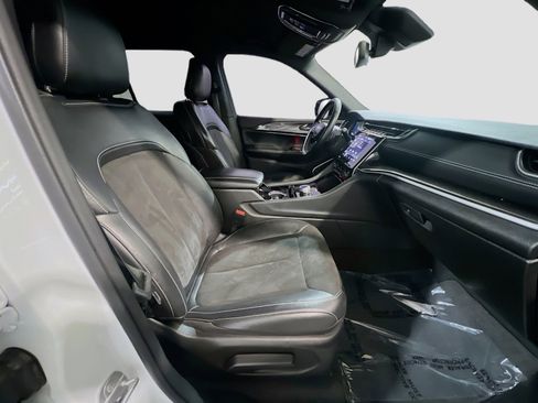 Used 2022 Jeep Grand Cherokee Altitude AWD/4WD image 20