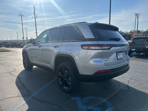 New 2025 Jeep Grand Cherokee Altitude image 9