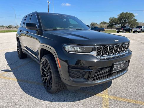 Used 2025 Jeep Grand Cherokee Laredo AWD/4WD image 7