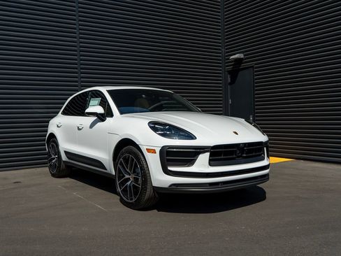 Certified 2026 Porsche Macan AWD/4WD image 7