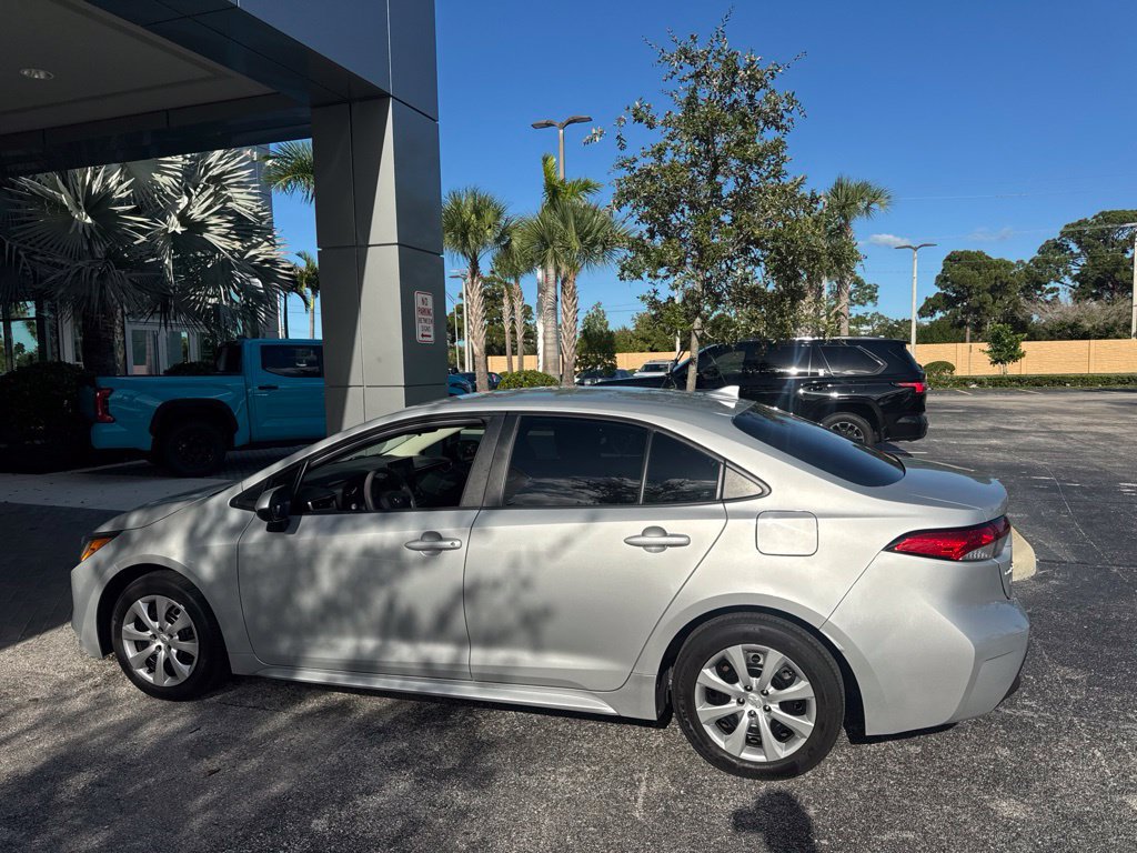 Used 2024 Toyota Corolla LE FWD image 4