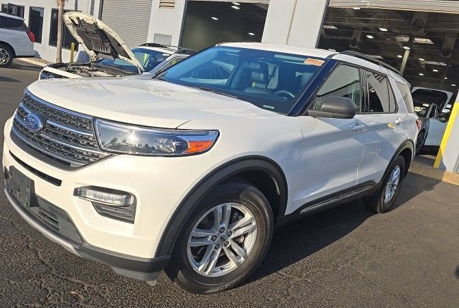 Used 2023 Ford Explorer XLT w/ Equipment Group 202A RWD image 1