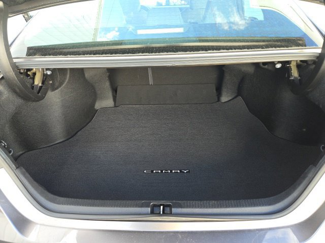 Used 2018 Toyota Camry SE w/ Convenience Package FWD image 18