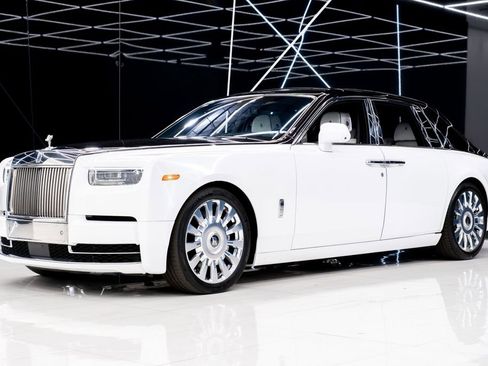 Used 2023 Rolls-Royce Phantom Sedan image 3