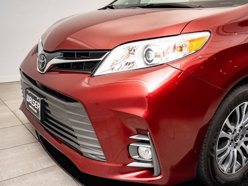 Used 2020 Toyota Sienna XLE FWD image 3