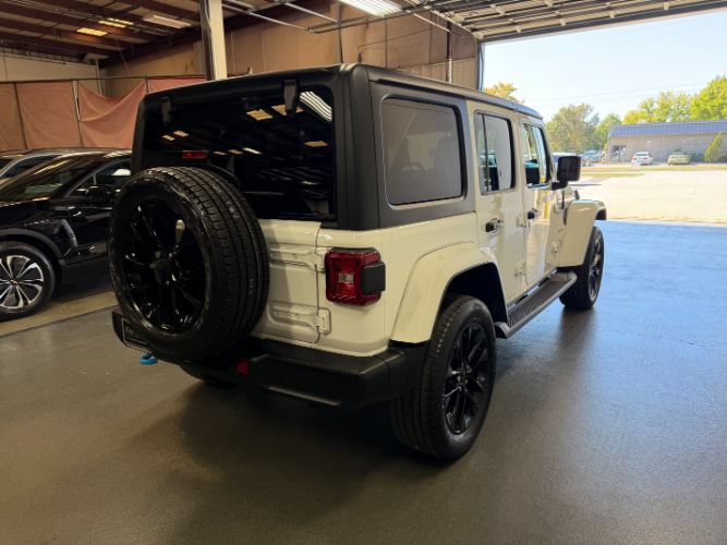 Used 2023 Jeep Wrangler Unlimited Sahara w/ Cold Weather Group AWD/4WD image 5