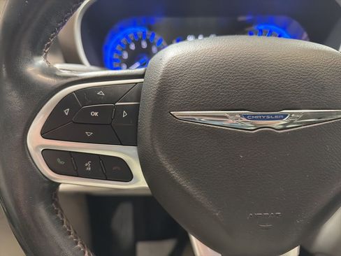 Used 2019 Chrysler Pacifica Touring-L image 26