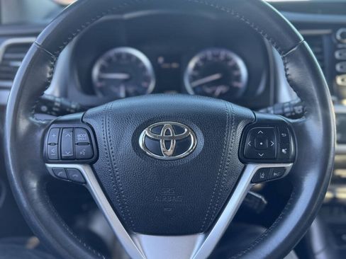 Used 2019 Toyota Highlander SE FWD image 20