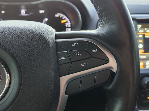 Used 2018 Jeep Grand Cherokee Altitude image 34