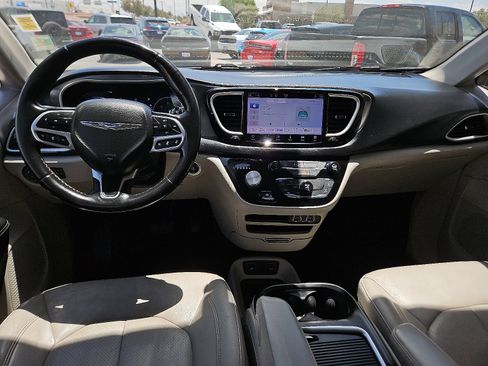Used 2021 Chrysler Pacifica Touring-L image 7