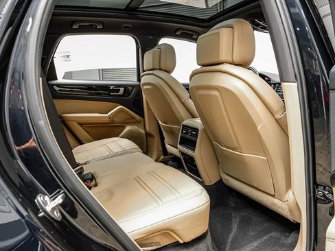 Used 2019 Porsche Cayenne image 32