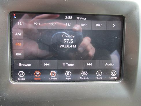Used 2019 Jeep Cherokee Latitude w/ Cold Weather Group AWD/4WD image 12
