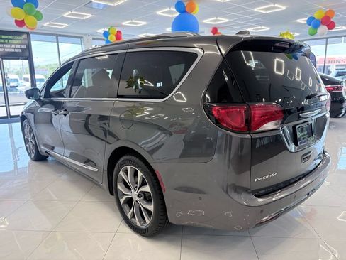 Used 2020 Chrysler Pacifica Limited w/ Tire & Wheel Group FWD image 10