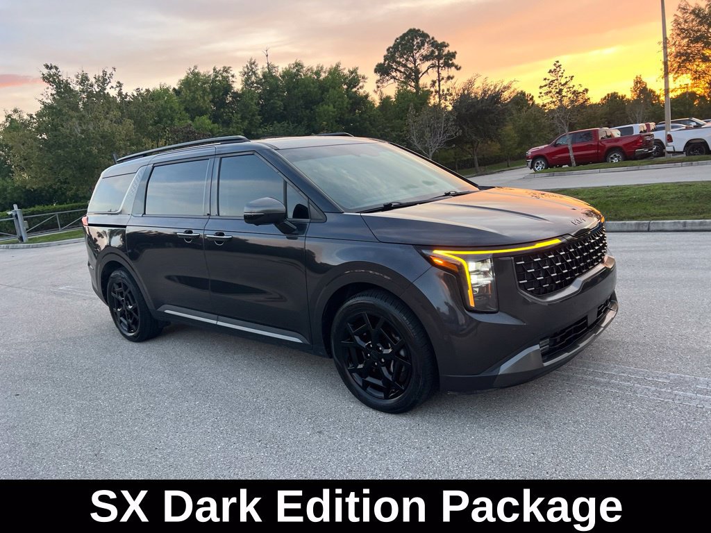 Used 2025 Kia Carnival SX w/ SX Dark Edition Package FWD image 3