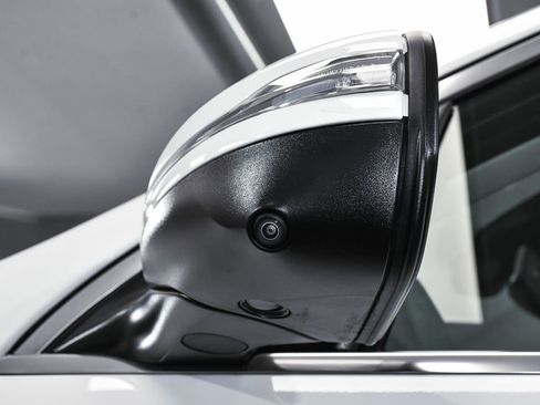 Used 2025 Mercedes-Benz GLE 450e 4MATIC w/ AMG Line Exterior image 82