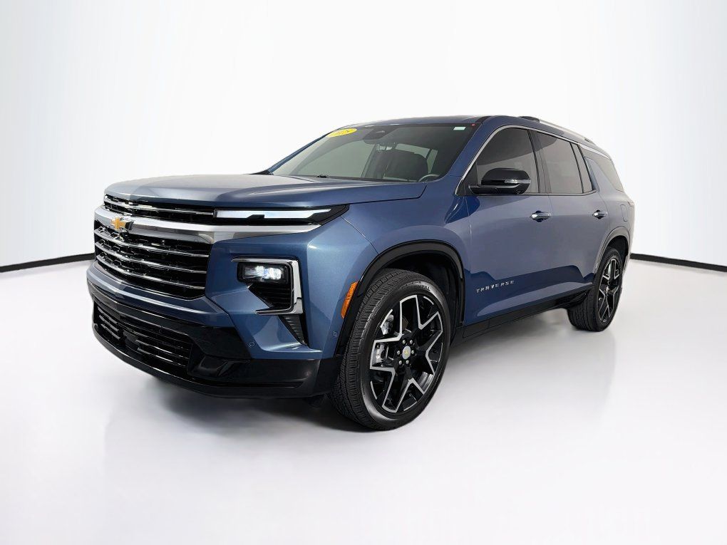 Used 2025 Chevrolet Traverse High Country FWD image 3