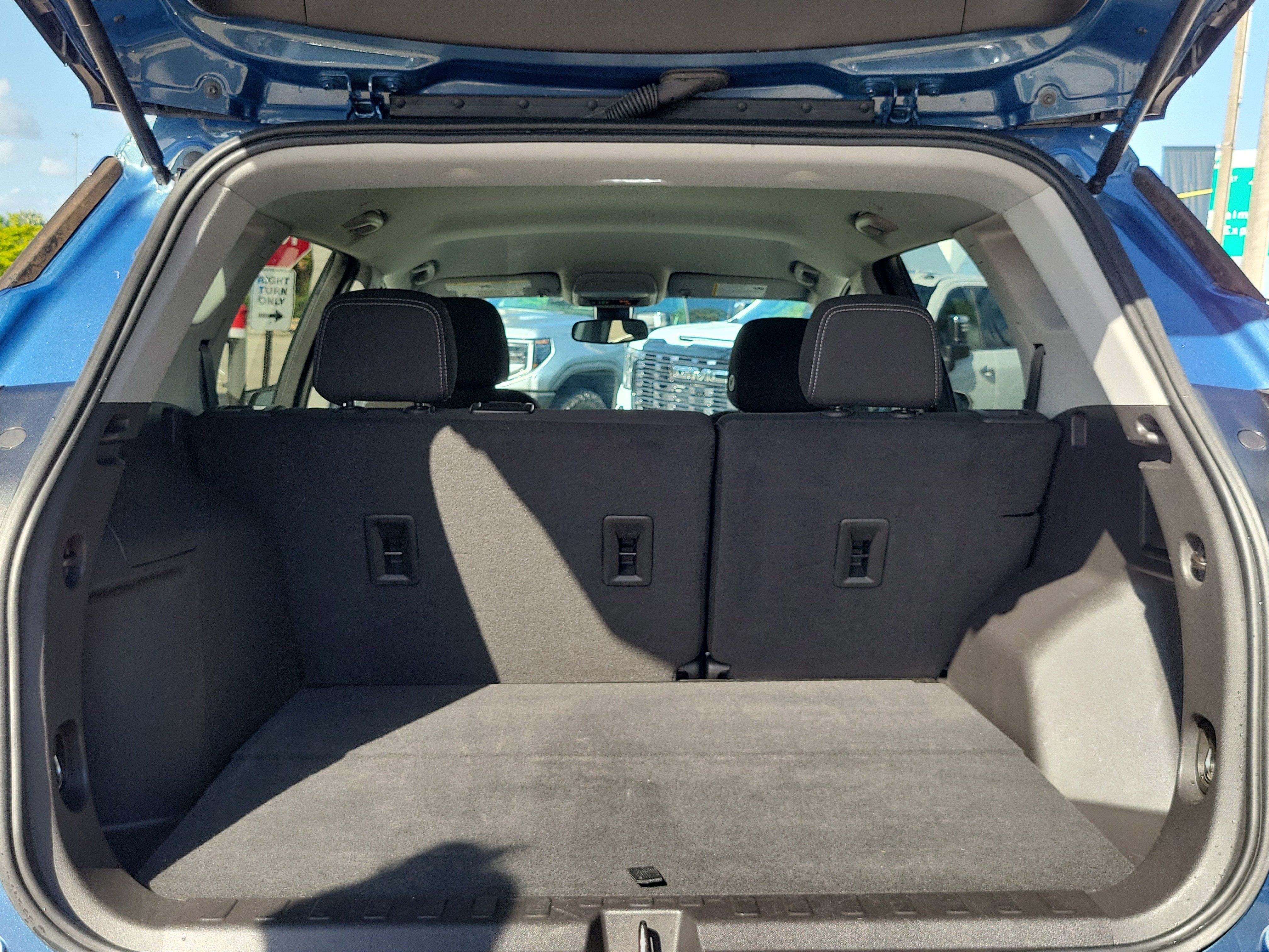 Used 2024 GMC Terrain SLE w/ Driver Convenience Package FWD image 13