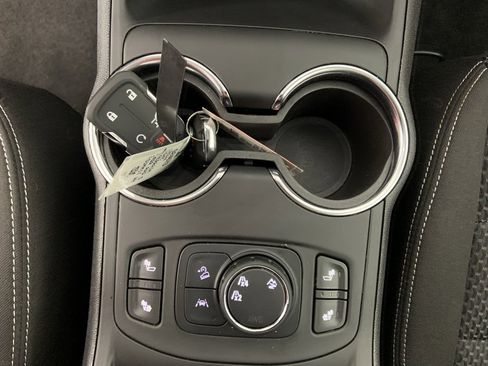 Used 2024 GMC Terrain SLE w/ Driver Convenience Package image 14