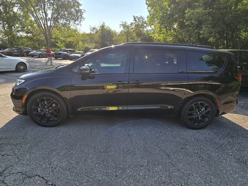 Used 2023 Chrysler Pacifica Touring-L w/ S Appearance Package FWD image 3