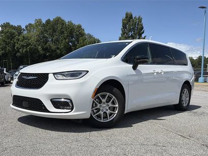Used 2025 Chrysler Pacifica Select