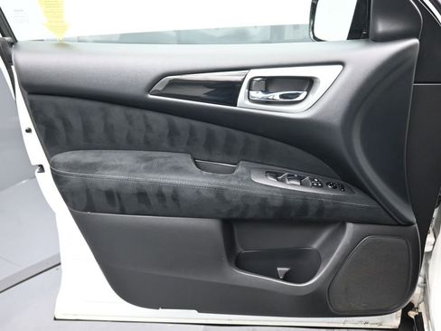 Used 2015 Nissan Pathfinder S image 9