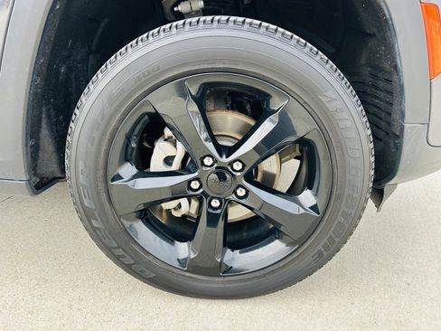 Used 2023 Jeep Grand Cherokee Altitude image 40