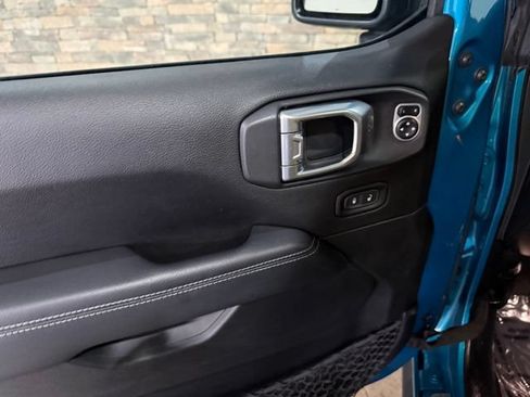 Used 2019 Jeep Wrangler Unlimited Rubicon w/ Dual Top Group AWD/4WD image 12