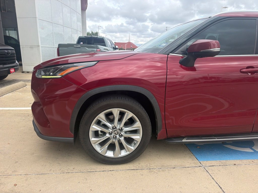 Used 2021 Toyota Highlander Limited FWD image 2