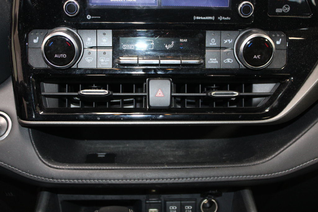 Used 2020 Toyota Highlander XLE FWD image 31