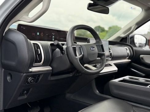 Used 2025 Ford Expedition Active AWD/4WD image 13