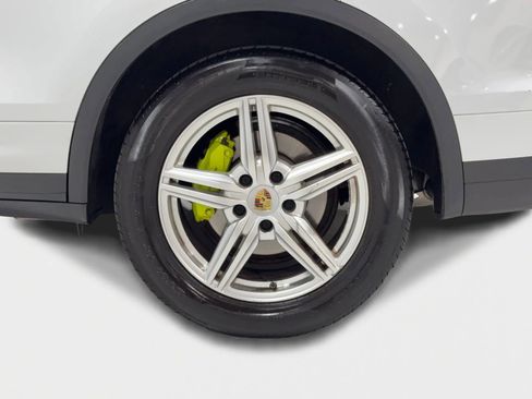 Used 2015 Porsche Cayenne S w/ Premium Package image 32