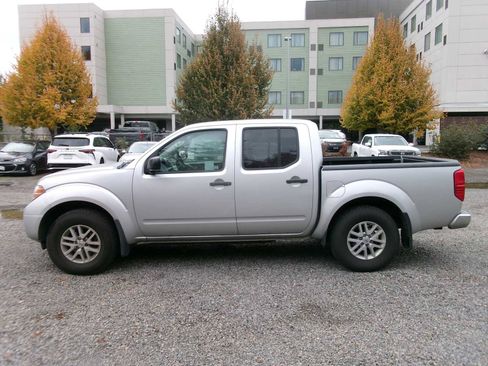 Used 2019 Nissan Frontier SV image 2