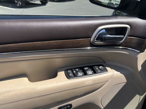 Used 2015 Jeep Grand Cherokee Overland w/ Advanced Technology Group AWD/4WD image 30