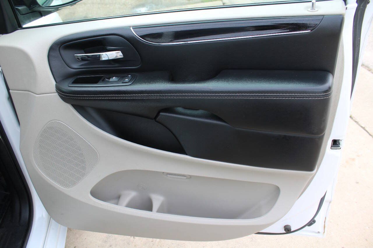 Used 2014 Chrysler Town & Country Touring-L FWD image 7