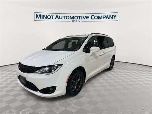 Certified 2019 Chrysler Pacifica Touring-L w/ S Appearance Package image 4