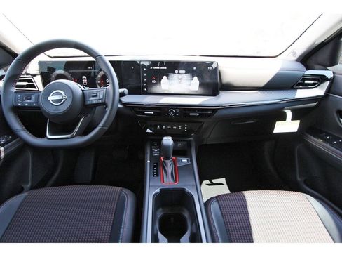 New 2025 Nissan Kicks SR FWD image 9