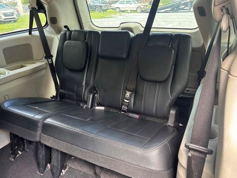 Used 2012 Chrysler Town & Country Touring w/ Entertainment Group #1 FWD image 23