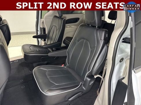 Used 2024 Chrysler Pacifica Limited FWD image 2