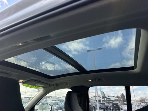 Used 2025 Volvo XC40 B5 Plus image 13