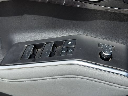 Used 2023 Toyota Highlander Platinum FWD image 18