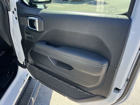 Used 2023 Jeep Wrangler Sahara image 34